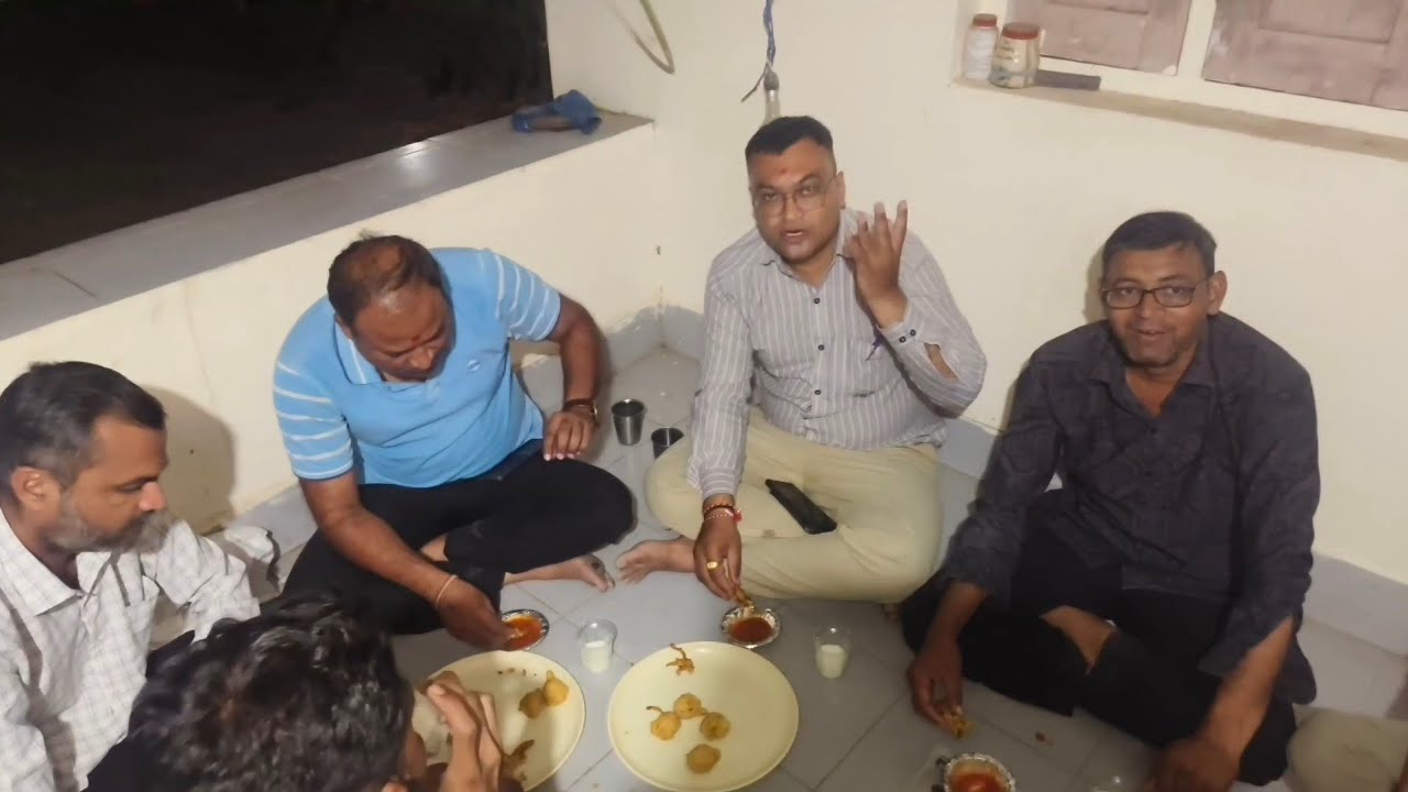 ગરમાગરમ ભજીયા નો પ્રોગ્રામ મિત્ર મંડળ સાથે