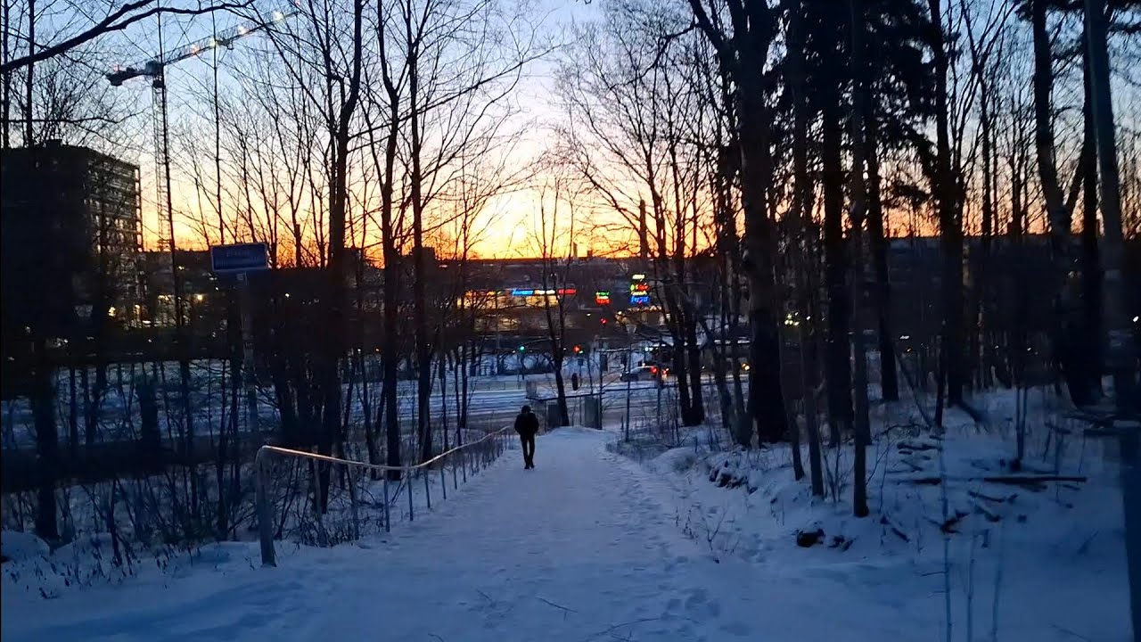 Miika lähtee aamulla kauppaan pakkasella. 5.1.2026