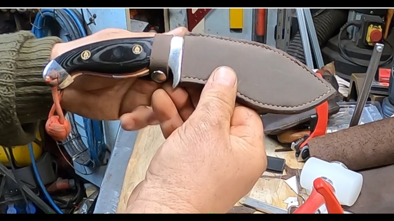 Mein Messer braucht ne neue Hülle/Mon couteau a besoin d'un nouvel étui/My knife needs a new sheath