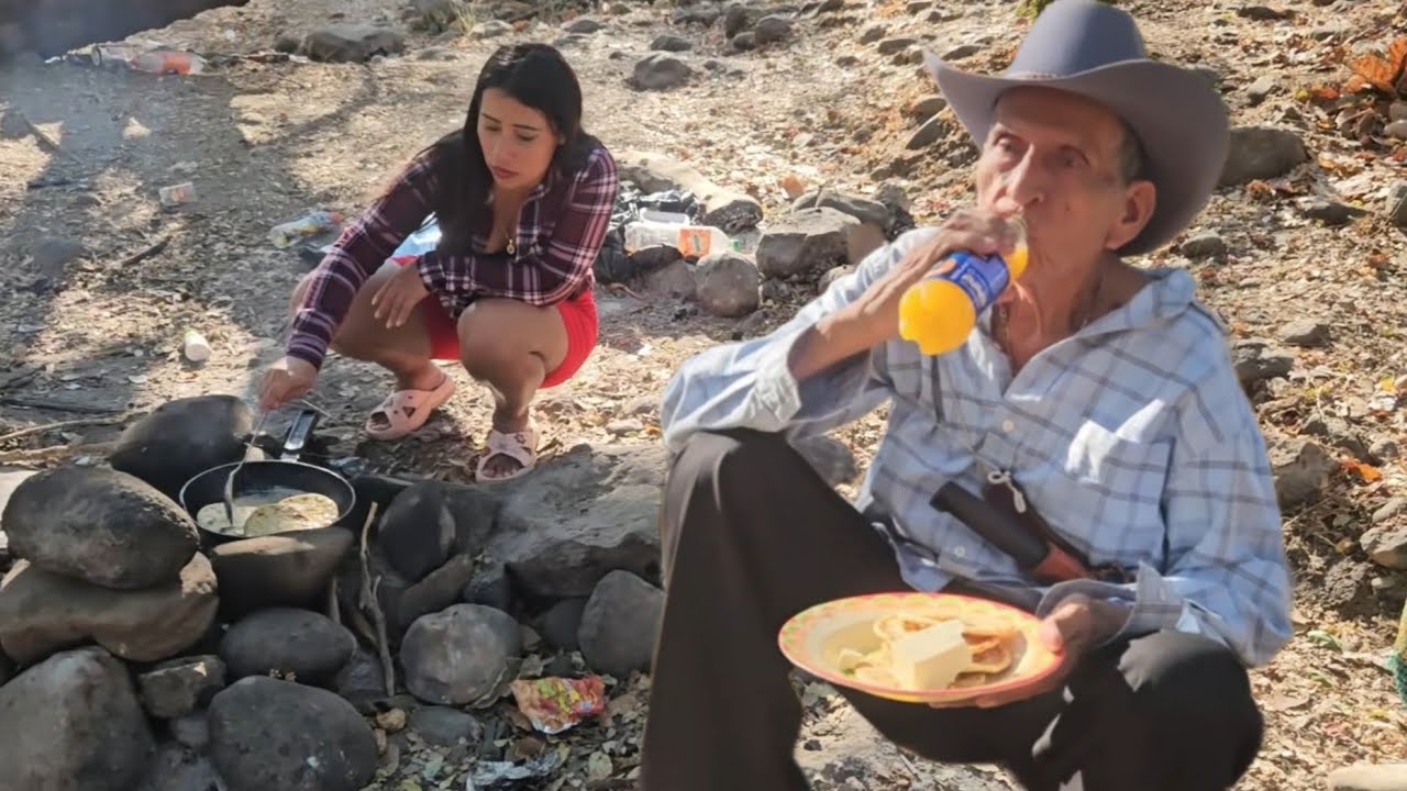 🛑Esta Linda Chica🥰Cocinandole al Viejon a la Orilla del Rio/El Buen Salvadoreño 