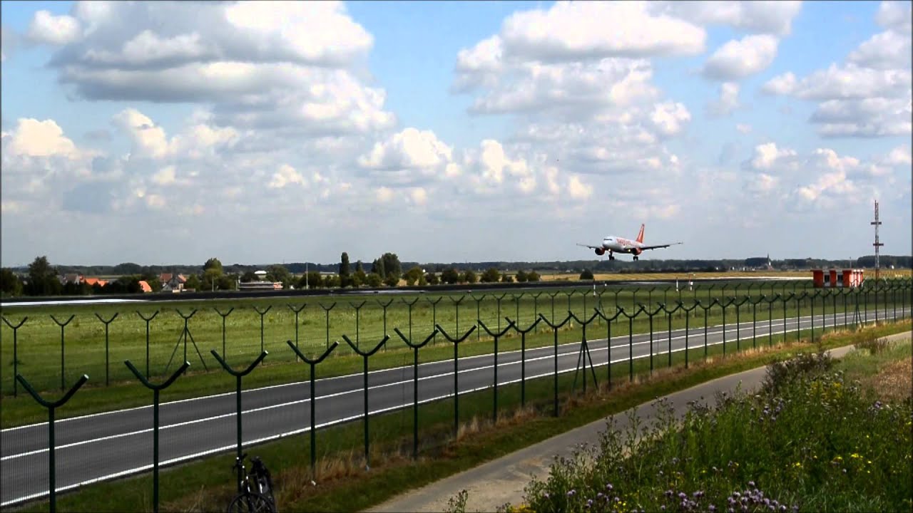 Easyjet Airbus A319-111 (G-EZEF) landing at Brussels Airport