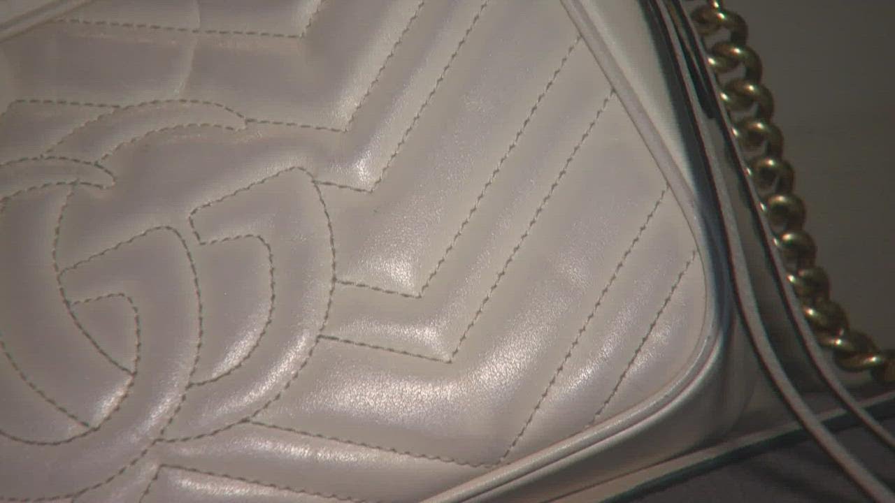 Woman says purse was stolen from her car while it was sitting right next to her