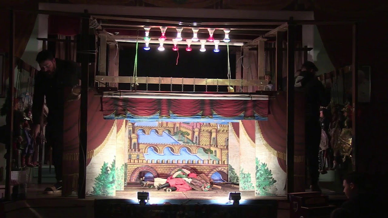 in diretta dal teatrino di Pompei l'opera dei Pupi della Compagnia Opera dei Pupi Brigliadoro