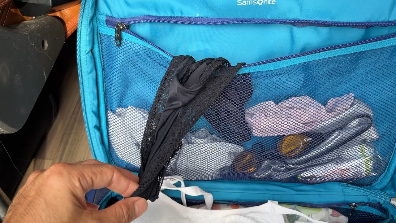 旅行に持っていく教師の衣類と下着。/The teacher’s clothes and underwear for the trip.