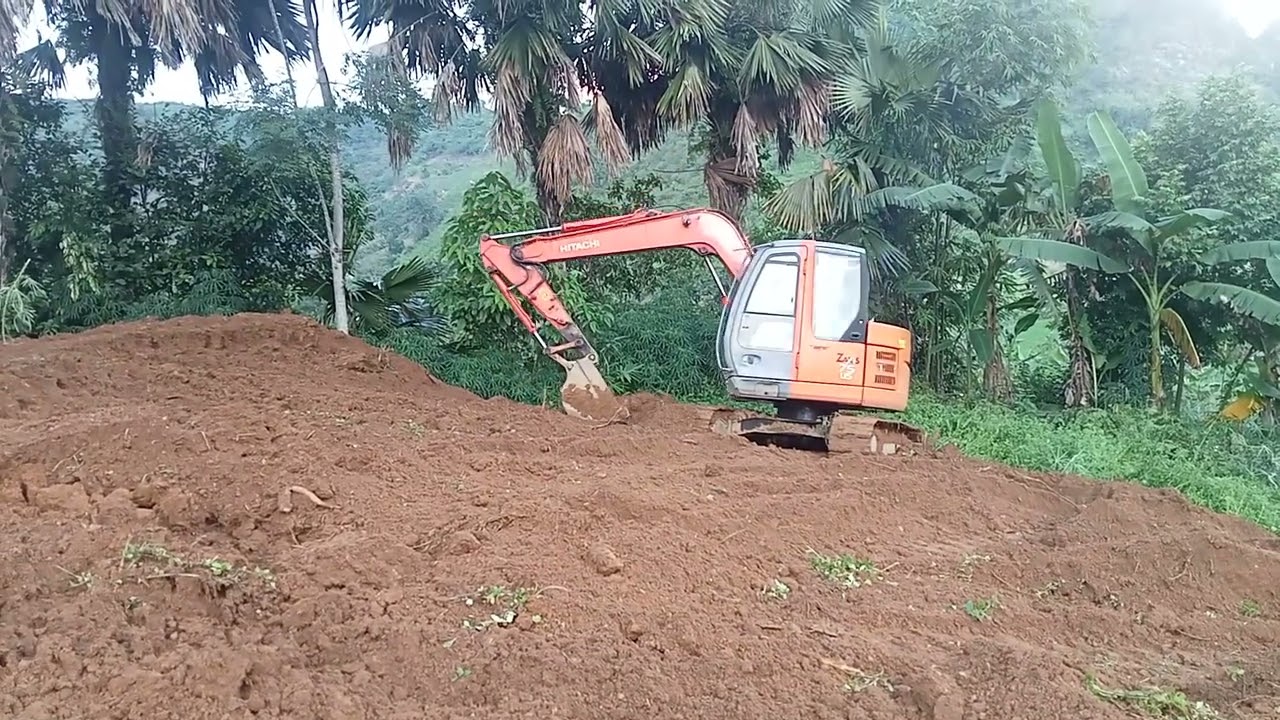 Máy múc làm việc 