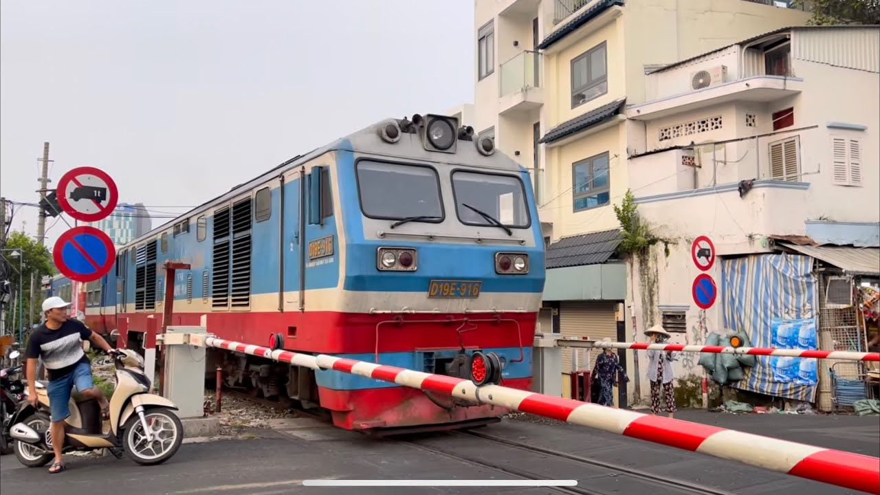 Một buổi sáng săn tàu khách tại chắn xe lửa Trần Văn Đang và Bà xếp ở tp Sài Gòn ngày 23/3/2025