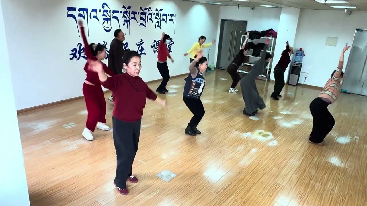 Тибетский танец «Танец молитвы Золотого ключика» в исполнении учеников танцевального класса.