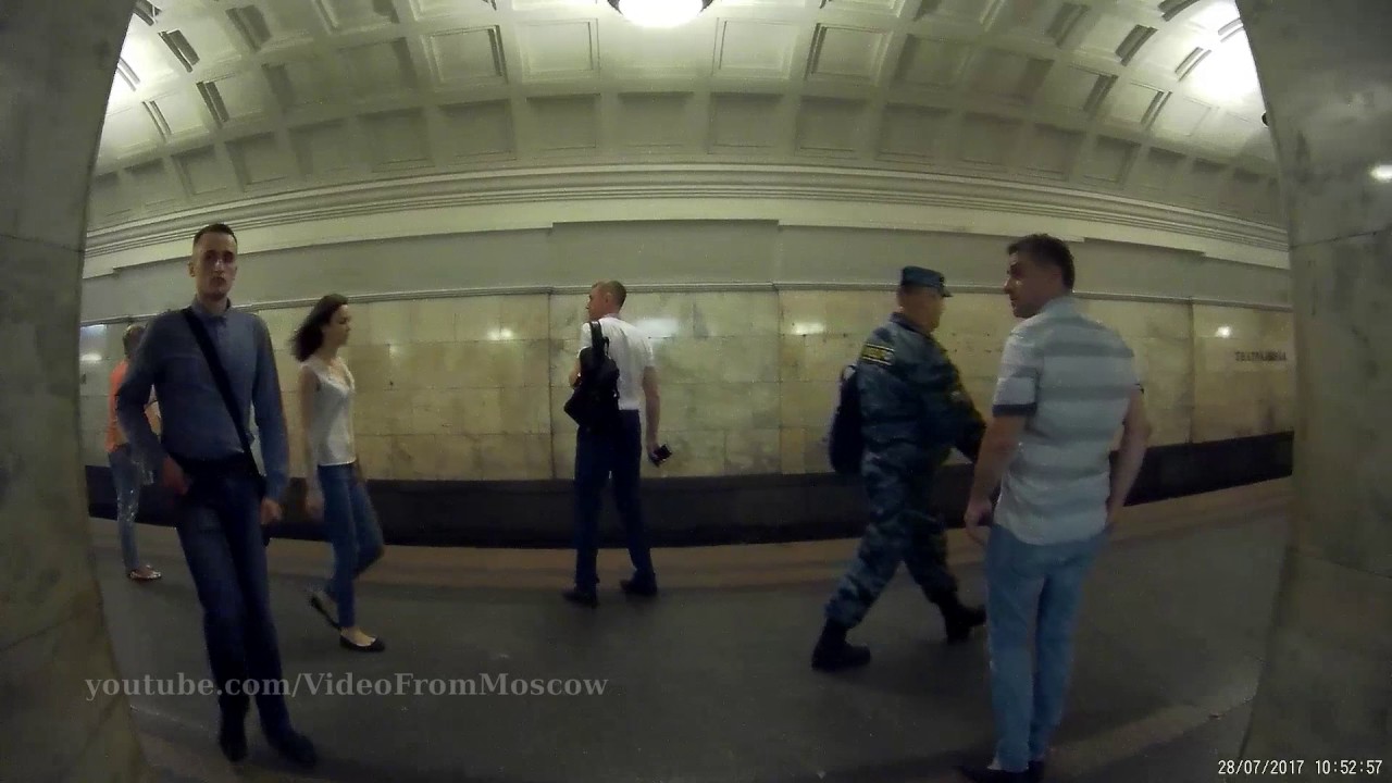 Вход на станцию метро 