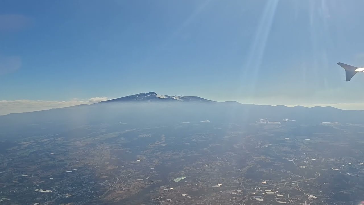 한라산을 바라보며 제주 공항 이륙(Jeju Airport Take Off Looking At Hallasan Mountain)