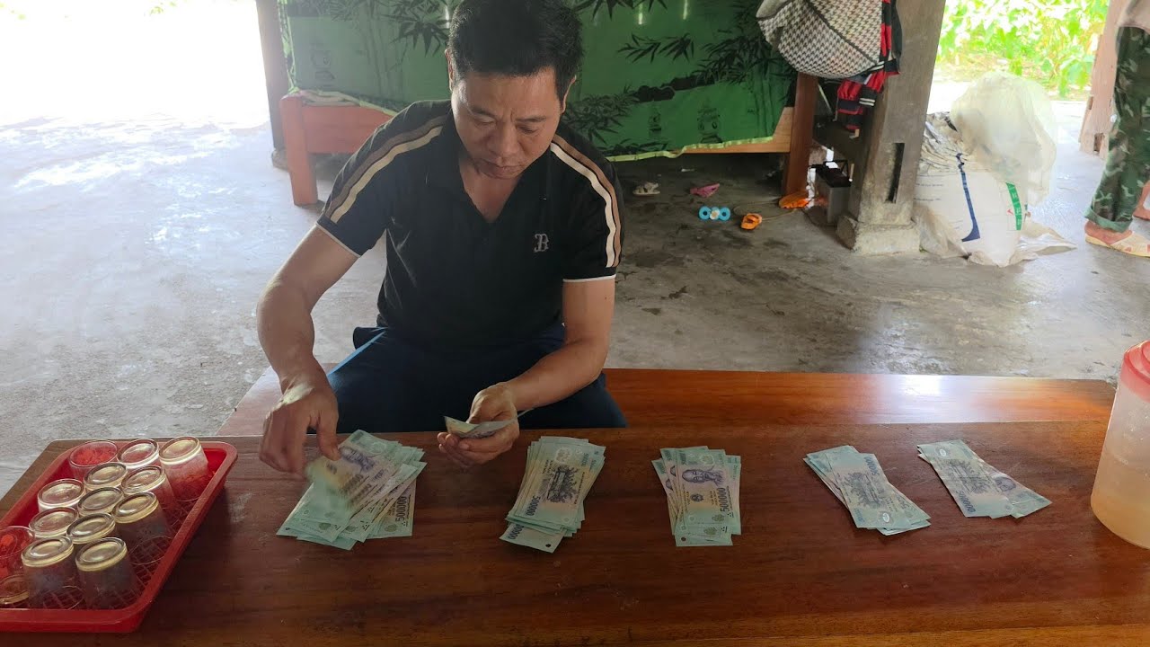 B&agrave;n giao tiền M&aacute; Nhi Phan Diễm chị Hạnh Chị Nguyệt t&agrave;i trợ l&agrave;m Cầu Nậm Thuổm. Nguyễn Tất Thắng