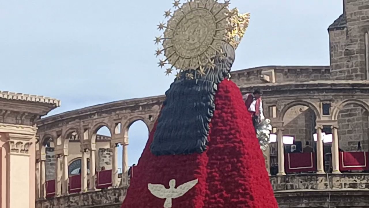 !MAGNIFICA!LA MADRE DE DIOS CON SU OFRENDA DE FLORES