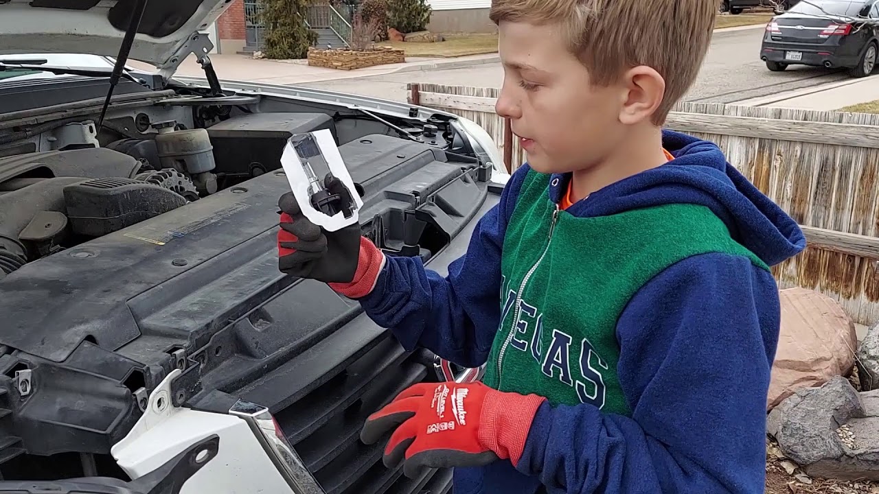 How to replace a Yukon GMC (2007-2014) headlight bulb
