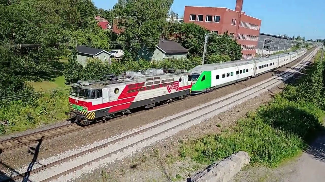 Sr1-electric locomotive pulls Sm6 high-speed train past Messukylä