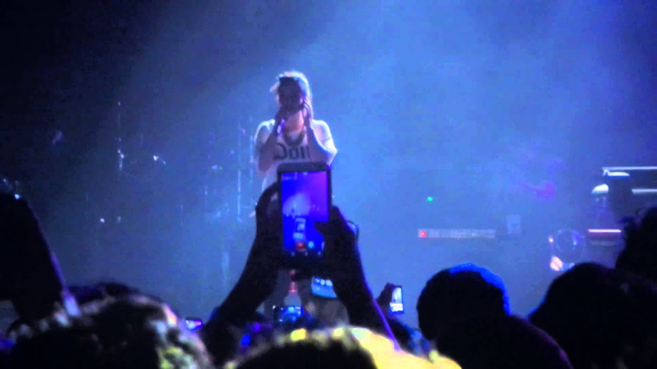 model konserinden küs çifte jest