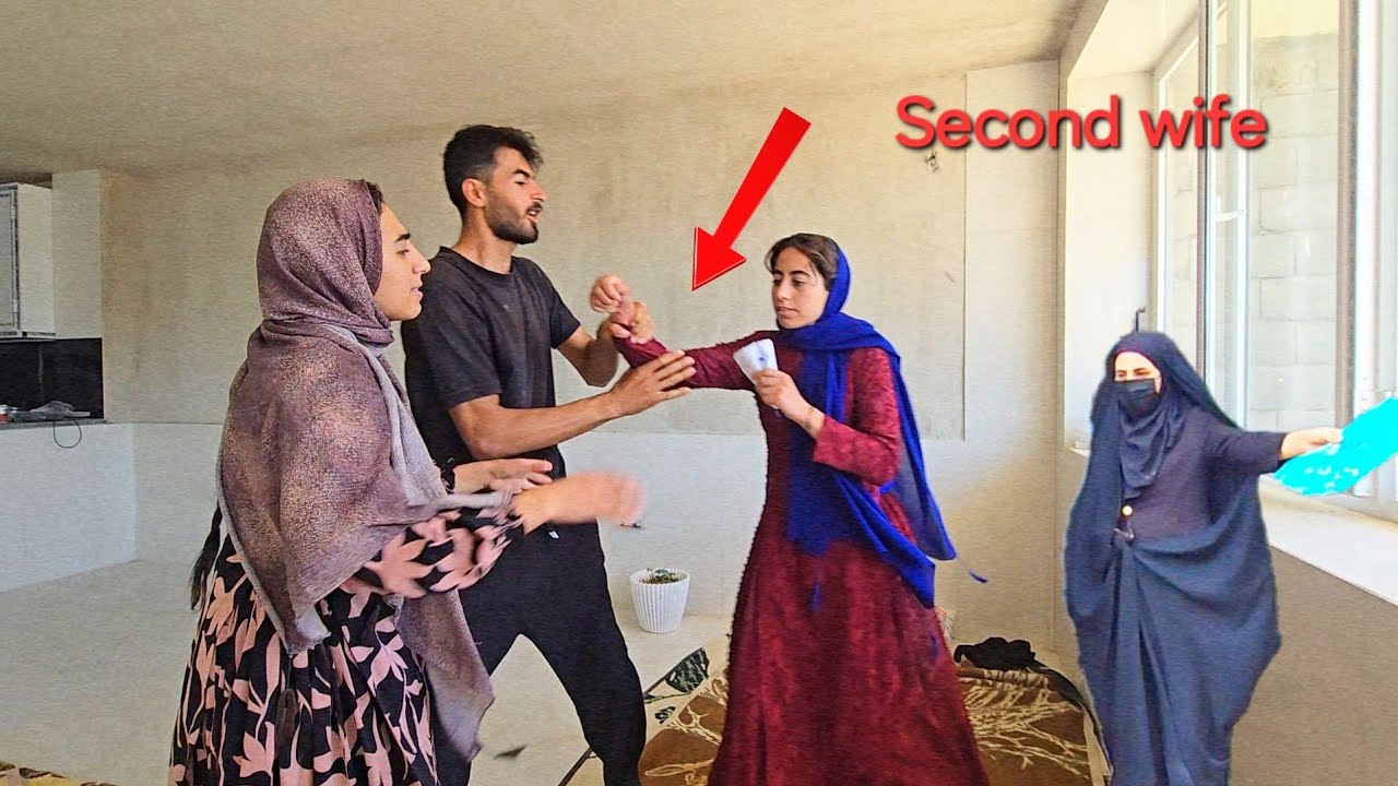 The second woman fights against Tahereh to get her signature to stay away from Zaman's love.