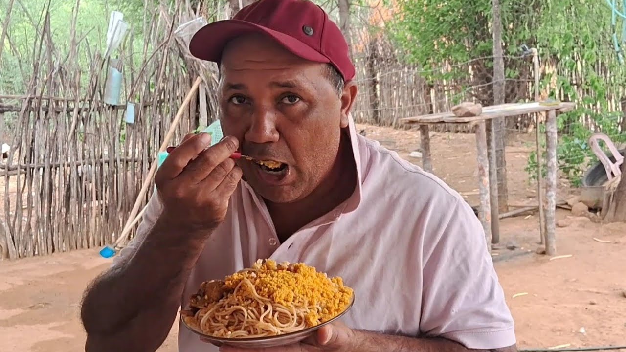 Fazendo galinha de capoeira para o almoço 