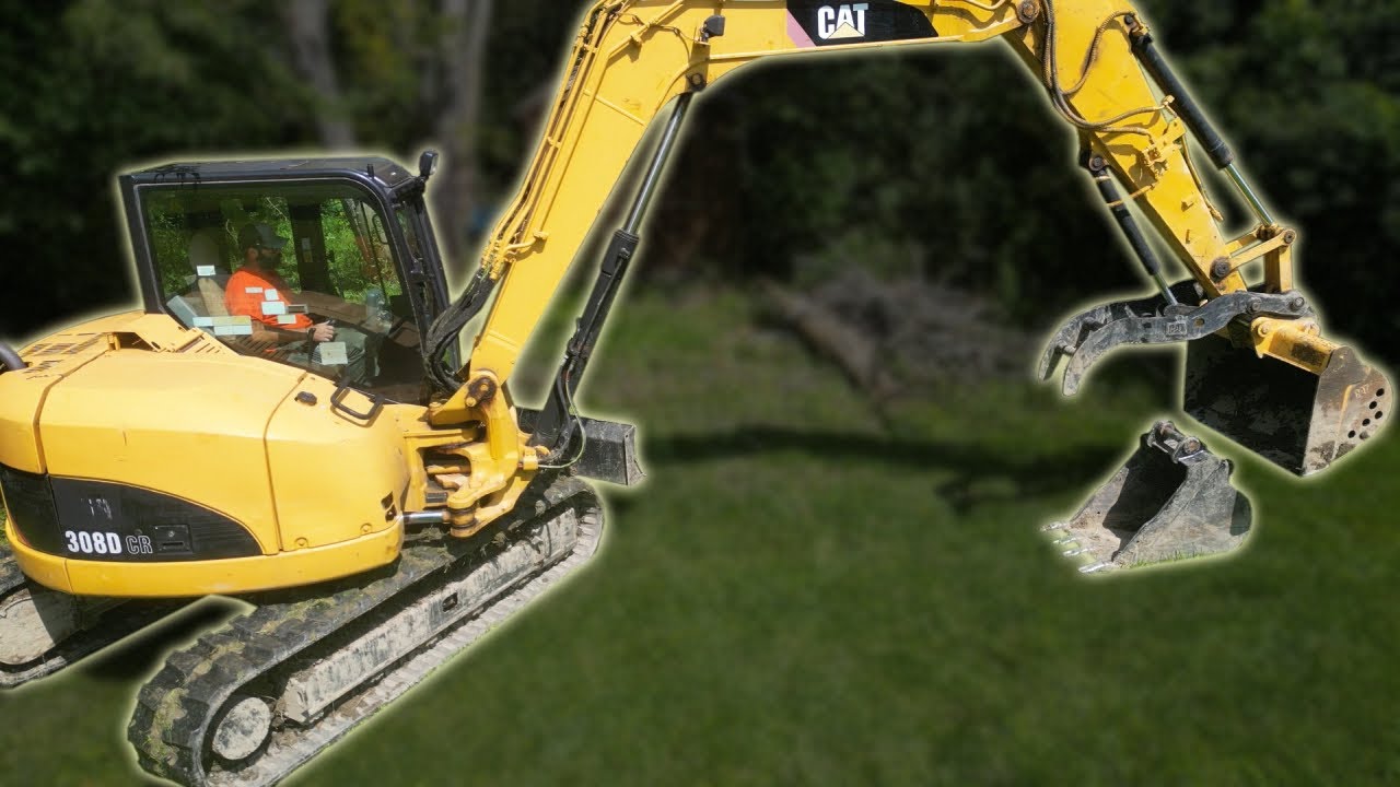 Удаление опасных сухих деревьев с помощью мини-экскаватора Cat 308