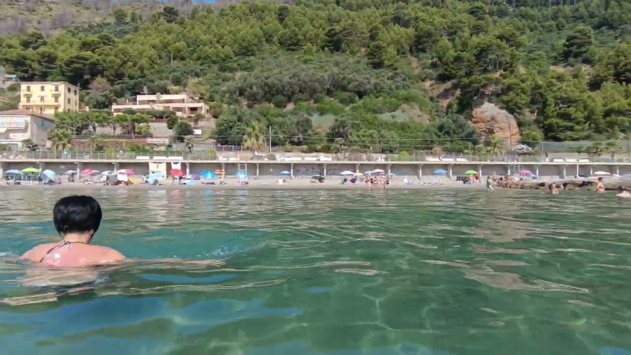 Laigueglia in 4K: Spiaggia da Sogno e Vista Mozzafiato tra Mare Azzurro e Montagne
