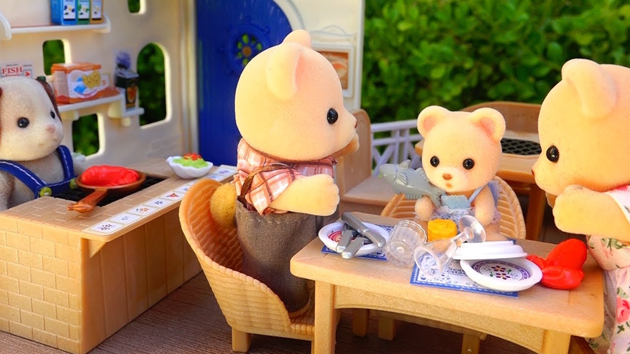 La familia Osito van al restaurante! Andre jugando con juguetes y muñecas Calico Critters