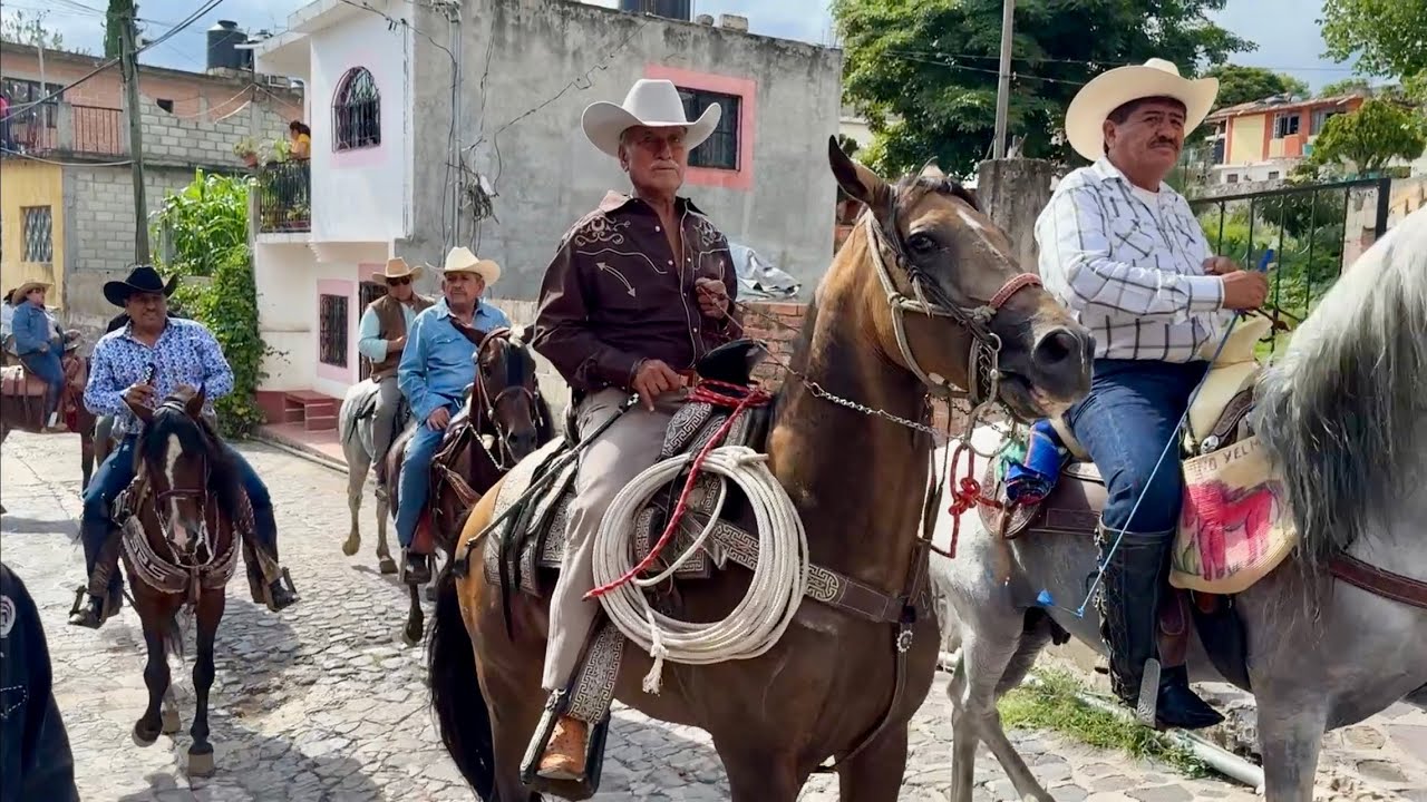 Así celebra sus 84 años Manuel Juárez en un ranchito en la sierra de Guerrero