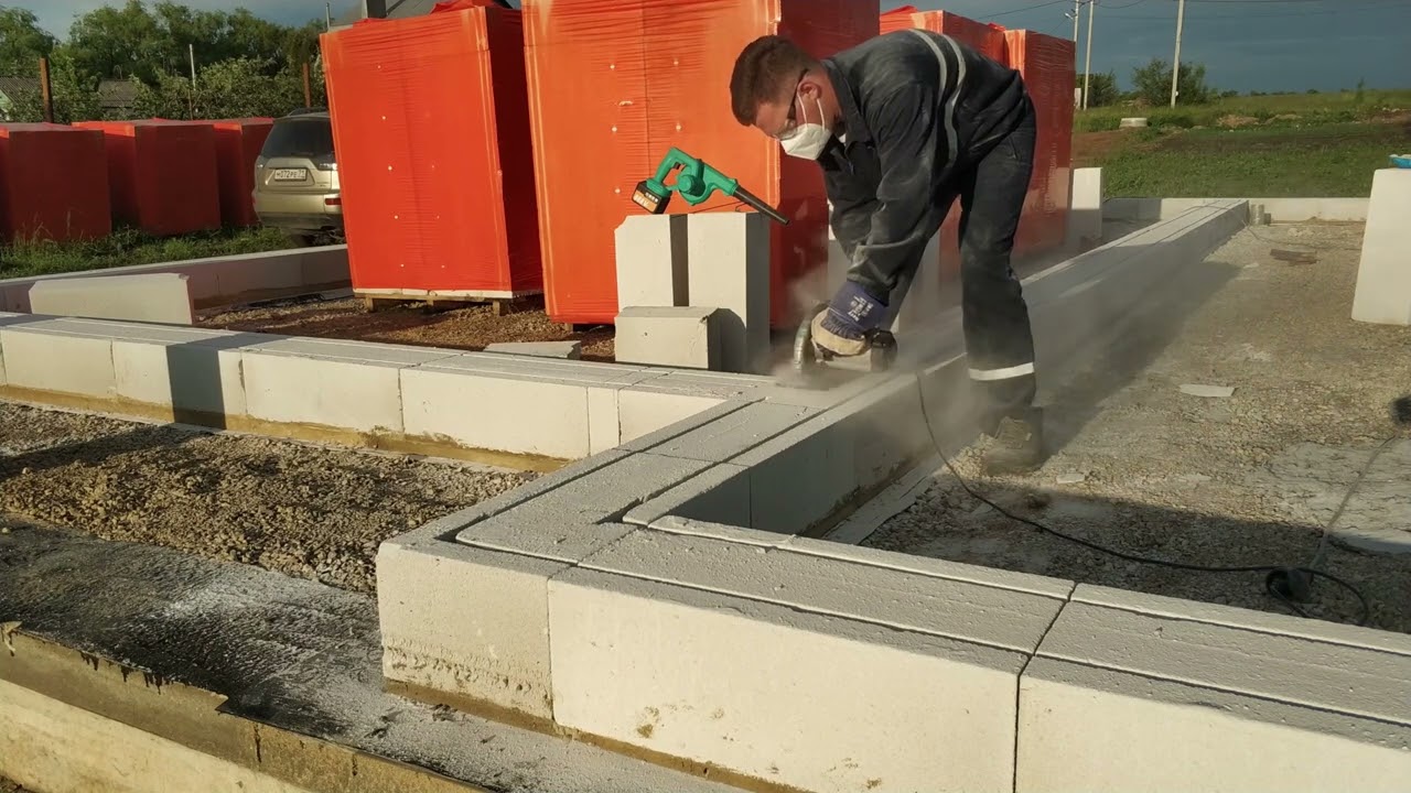 9. Первый ряд газоблока, и армирование. I build the first row myself