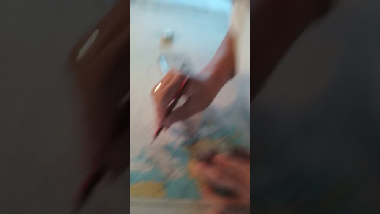 Thao tác kẻ tuyến đường trên hải đồ giấy.