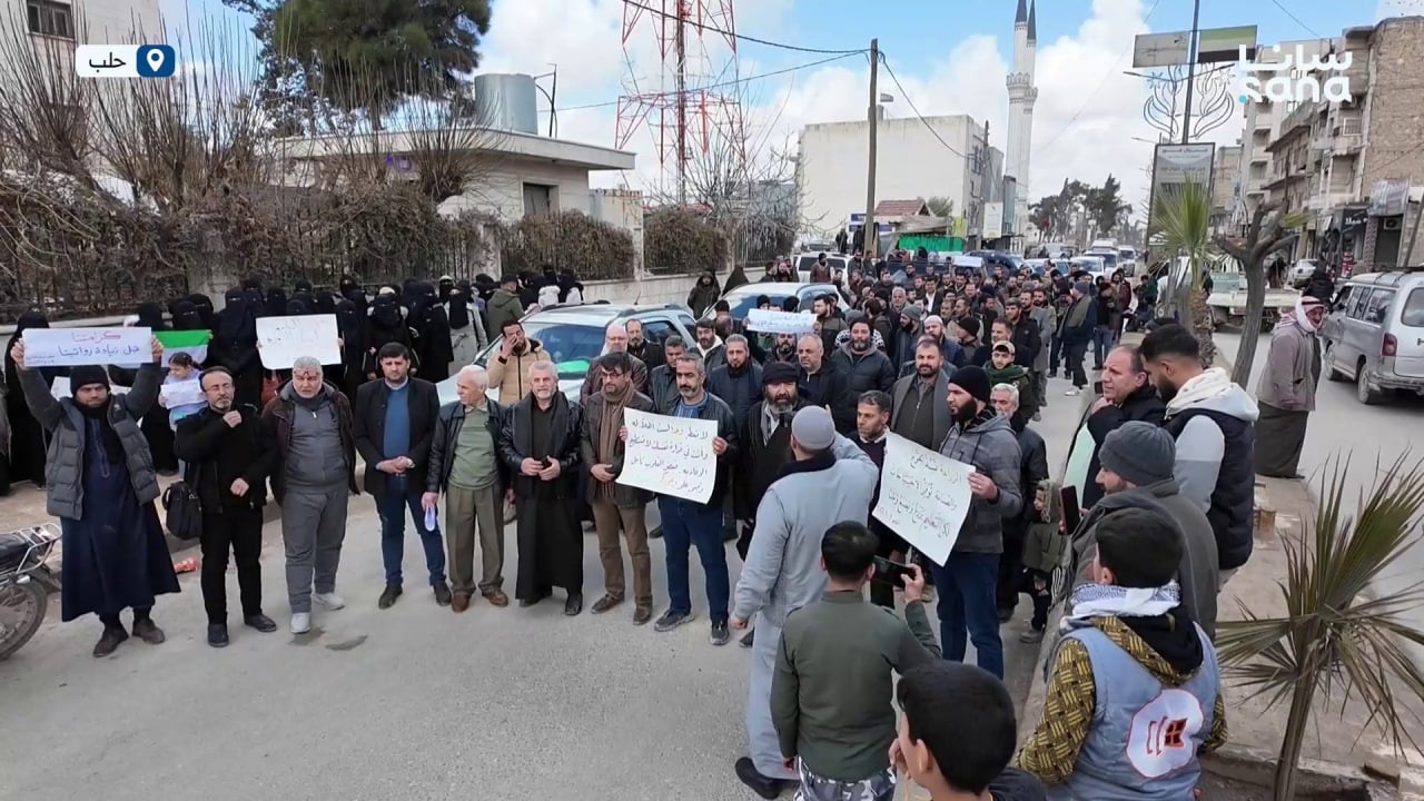وقفة احتجاجية للمعلمين في مدينة الباب بريف حلب للمطالبة بتحسين الرواتب