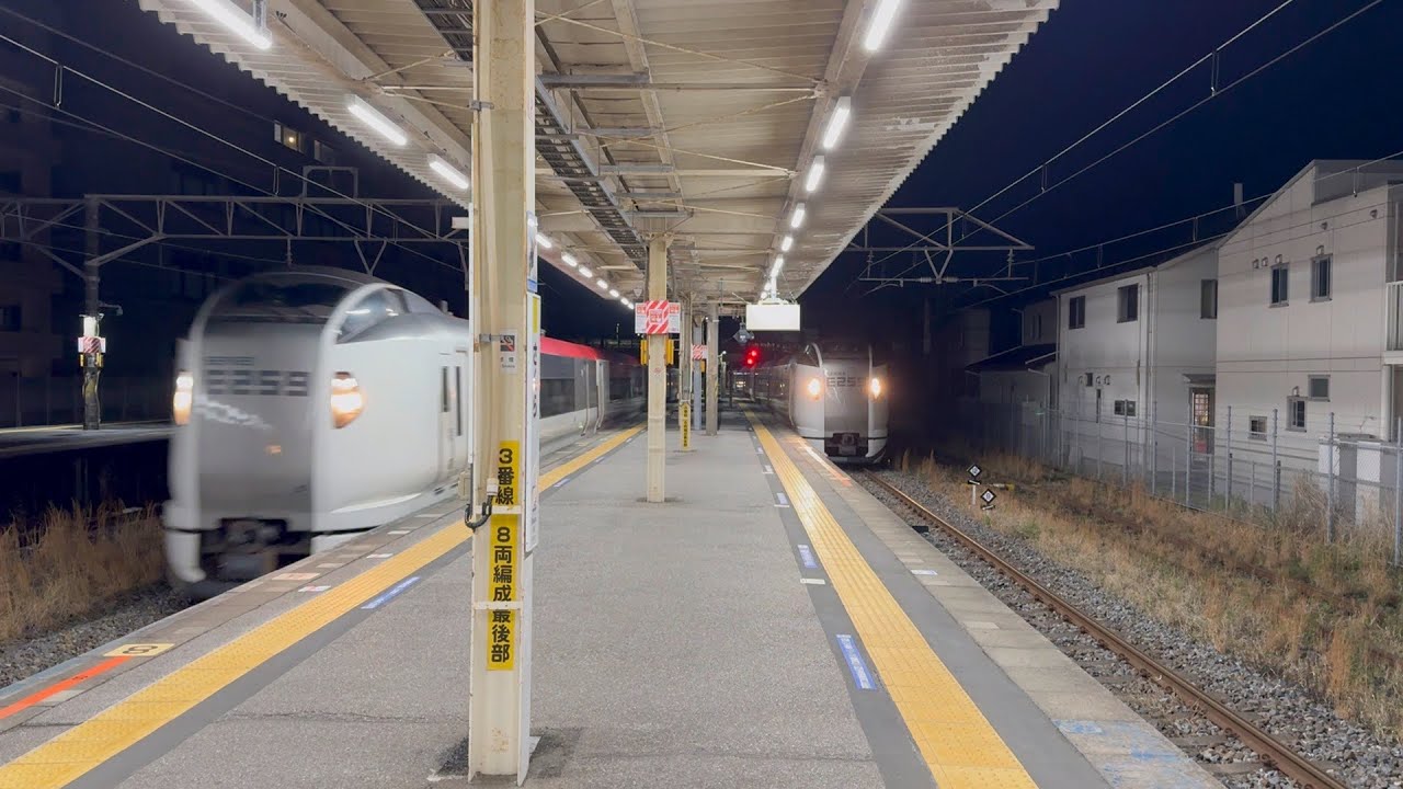 2024.4.1 佐倉駅にて、特急しおさい を追い抜く成田エクスプレス