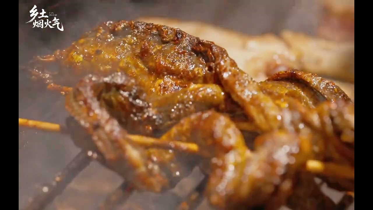 深夜江湖的烧烤浪漫。铁钎穿透活黄鳝直奔炭火锁鲜，一指宽牛肋排只取贴骨精华慢火伺候，春天限定烤鱼籽火力精准爆浆瞬间，藏在深巷的人间烟火气！