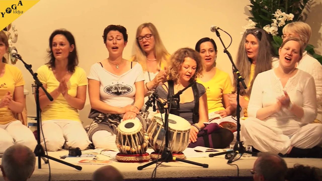 Kailash Ki Shakti Shiva with participants of a yoga teacher training course