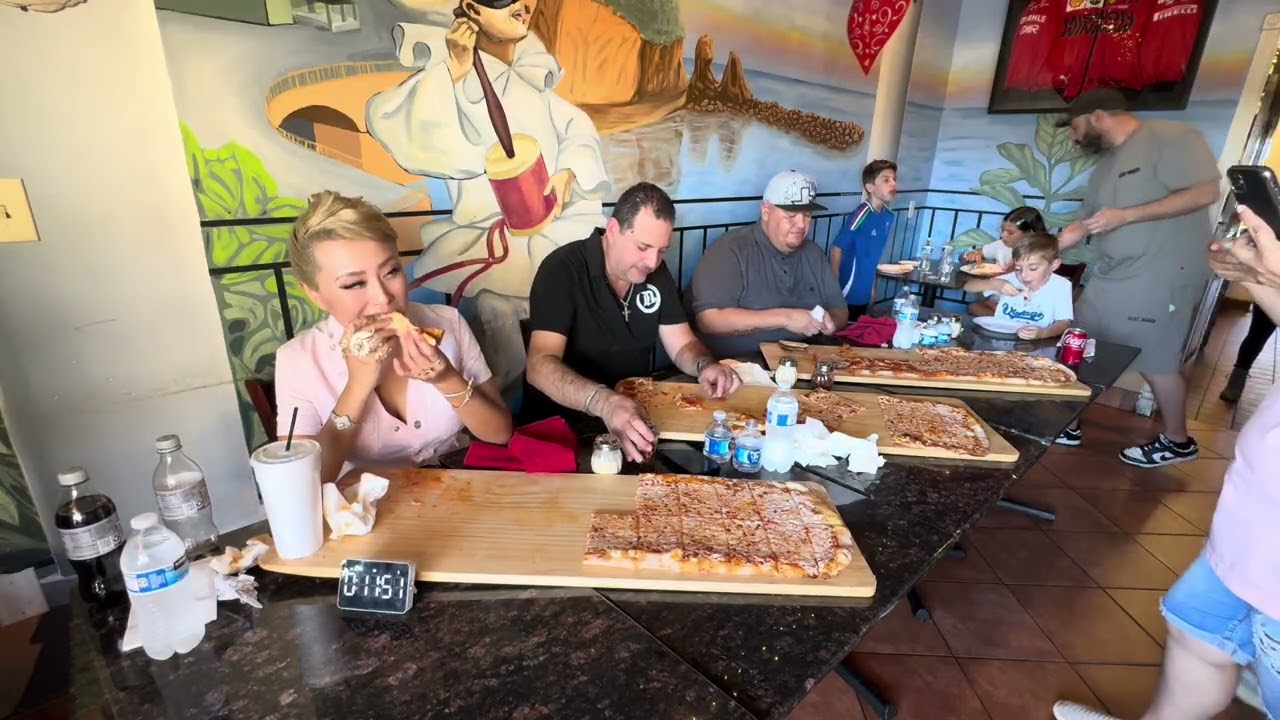 Конкурс по поеданию пиццы с призом в 200 долларов в Pizza a Metro в Финиксе, штат Аризона #rainai...