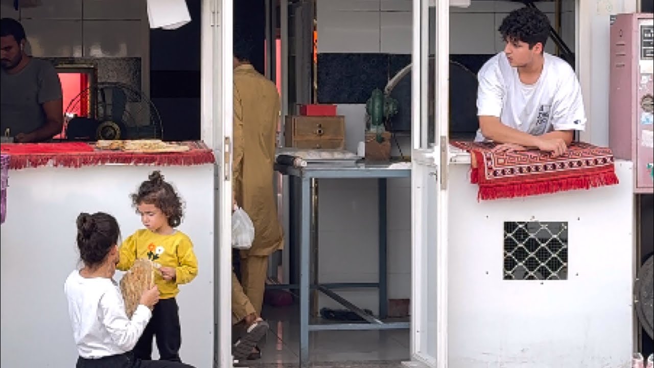 طفلة سرقت خبز من الفرن لتطعم اختها الجائعة وعندما رأها صاحب الفرن فعل شيء صادم؟؟