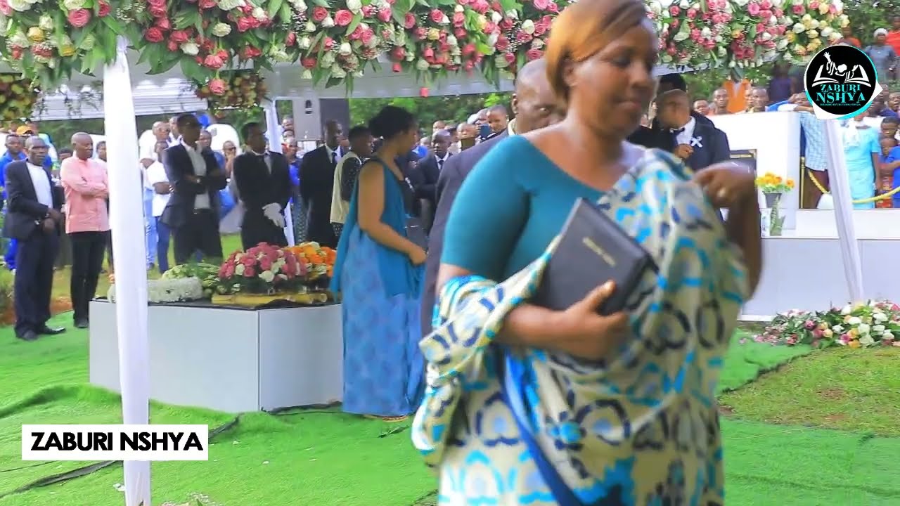 KU IRIMBI 🔴 NTIBISANZWE: Bakimara Gushyingura EZRA MPYISI Bahaye Abantu BIBILIYA❤️ REBA UKO BYAGENZE