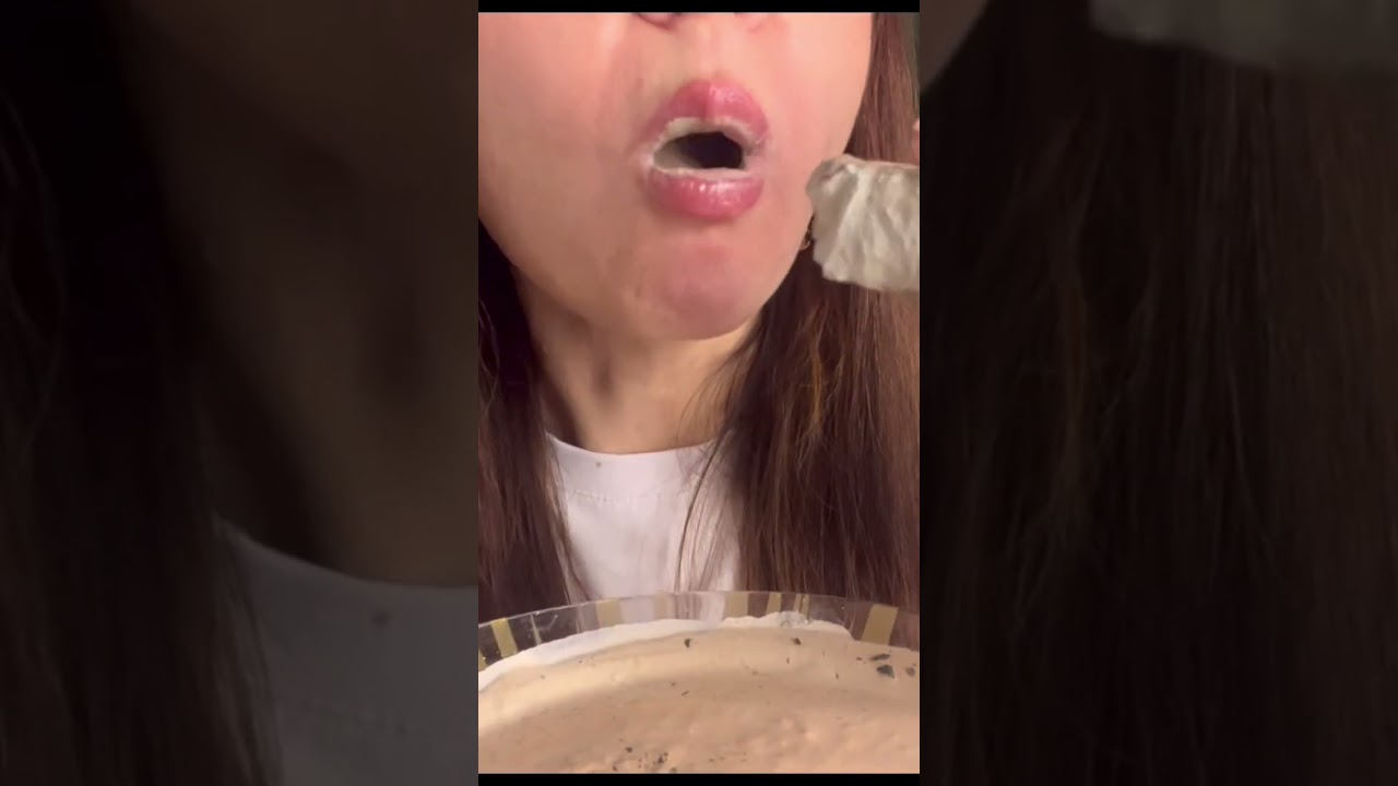 ASMR crunch of wet chalk in paste/ Мокрый мел в сливочной пасте#asmr #eatingsounds #chalk