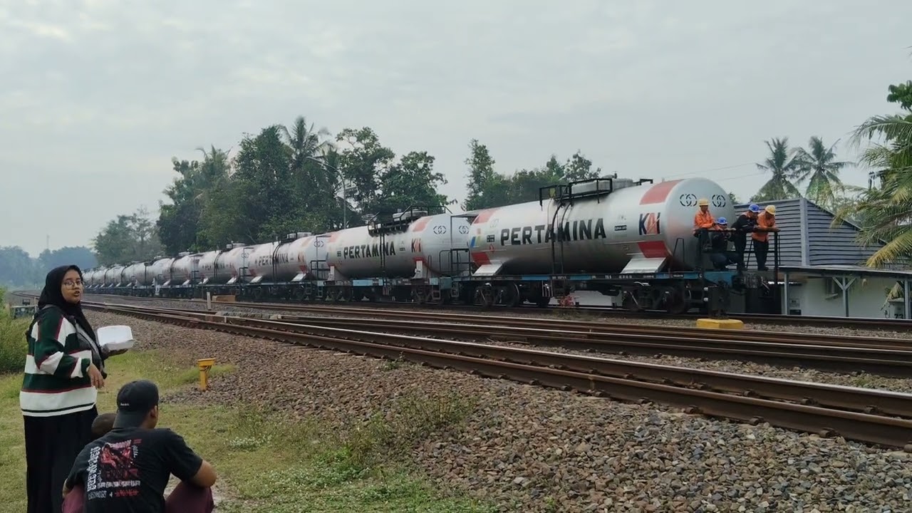 Momen Kereta Bertemu : KA Pertamina ketemu KA Bogowonto Minggu Pagi Stasiun Rewulu