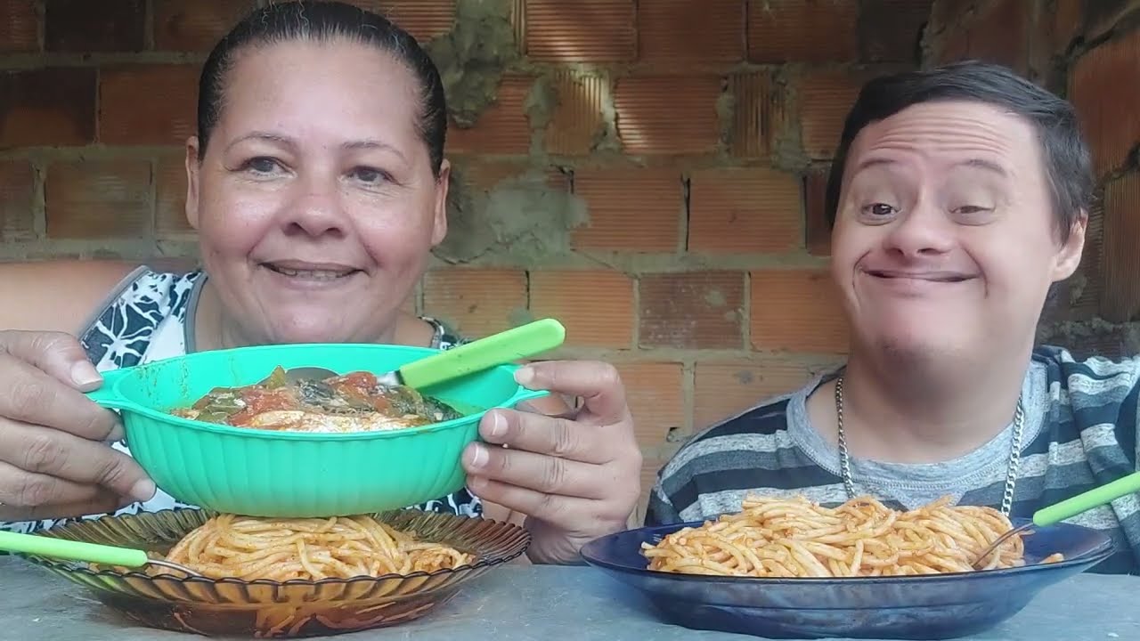 COMENDO DE MÃO SARDINHA DE PANELA DE PRESSÃO MACARRÃO FARINHA E PIMENTA 