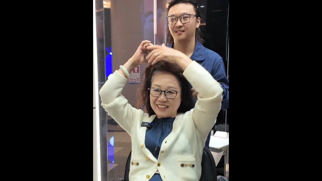67岁厦门姐姐戴假发20年！发量少到贴头皮、白发遮不住，摘假发求我“让头发重生”！看我头皮护理+健康褪色打底，4D光影染藏白发显质感，发根激活术支棱颅顶，顺直护理救回枯草发——治愈系刀工剪出发量暴增5