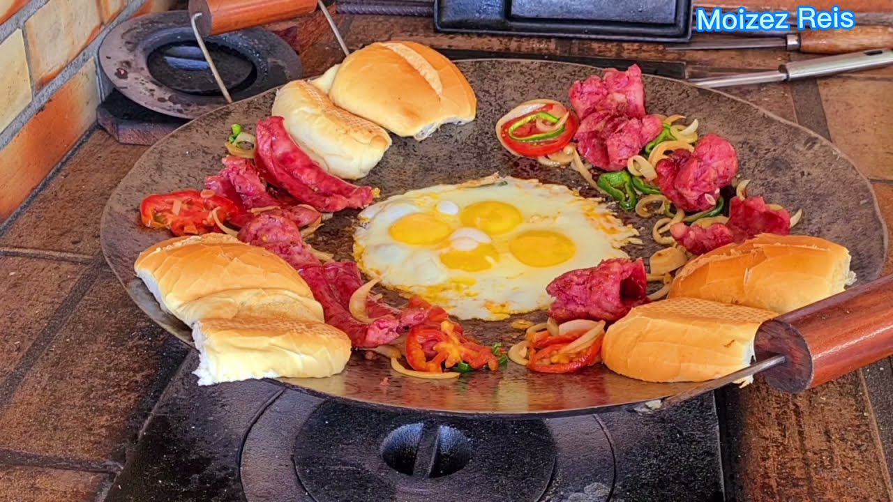 Pão com linguiça no disco de arado  Feito no fogão a lenha