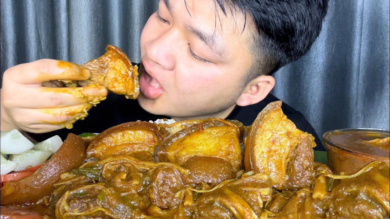 EATING SPICY PORK WITH FERMENTED BAMBOO SHOOTS || SPICY PORK CURRY & SOME SALADS || NORTHEAST INDIA