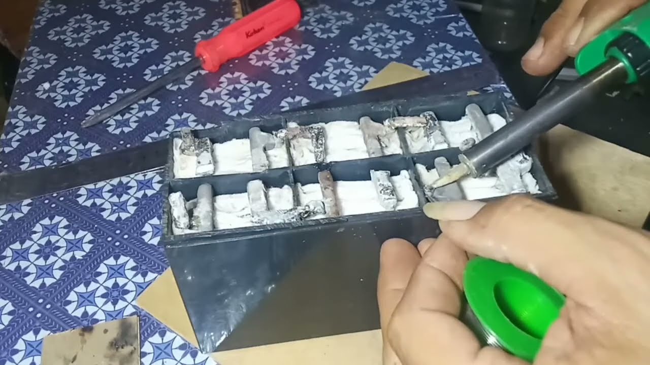 Пайка сухих аккумуляторных батарей!!! Отделение положительного элемента аккумулятора от отрицател...