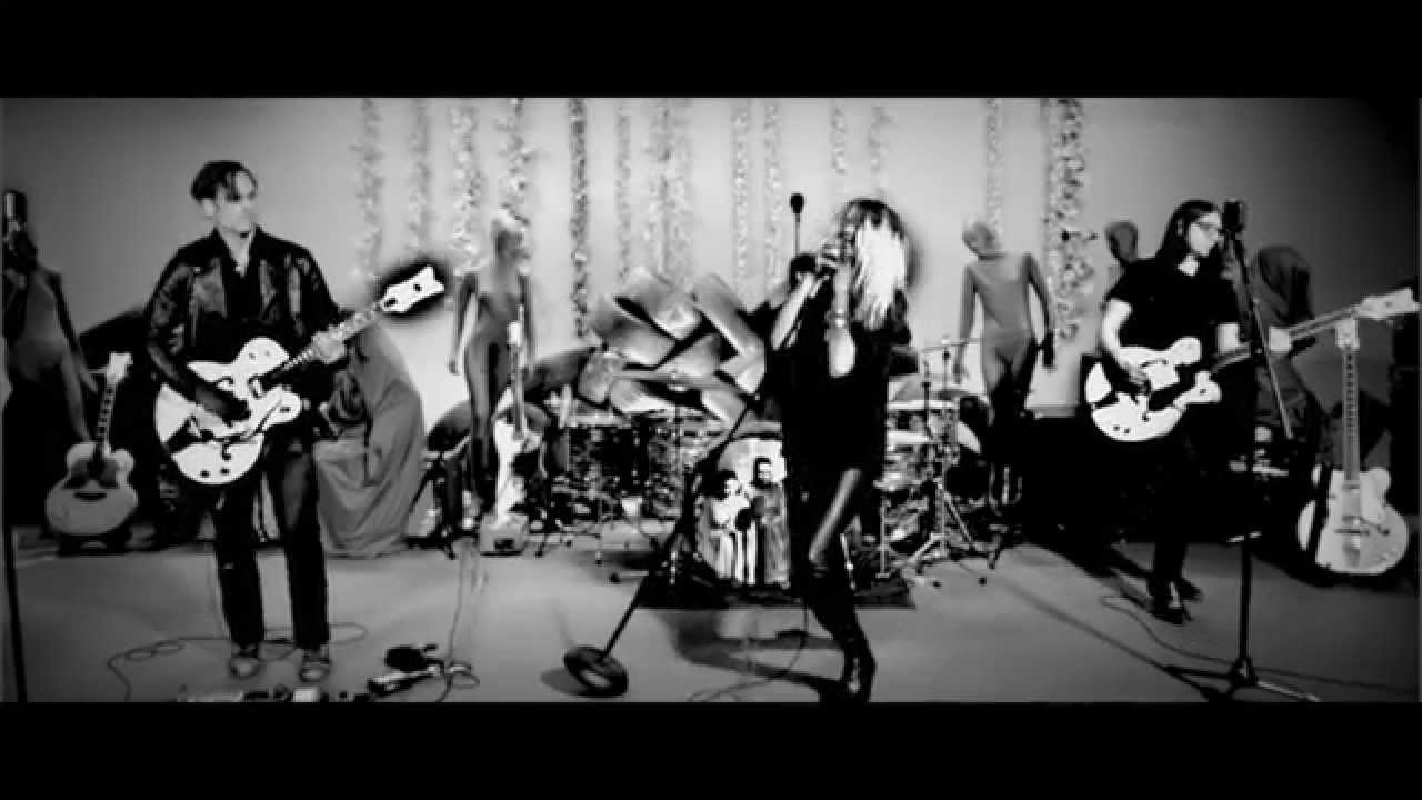 The Dead Weather - I Feel Love (Every Million Miles) [Live Performance Video]