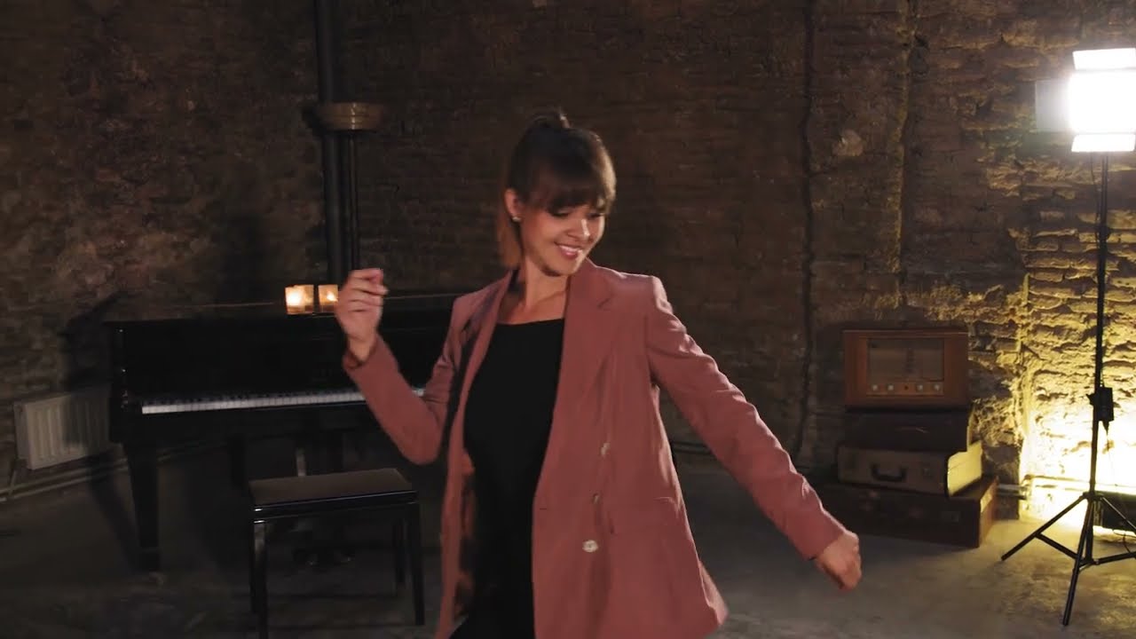 Vicci Moore in The Blues Room | Solo blues dance improvisation