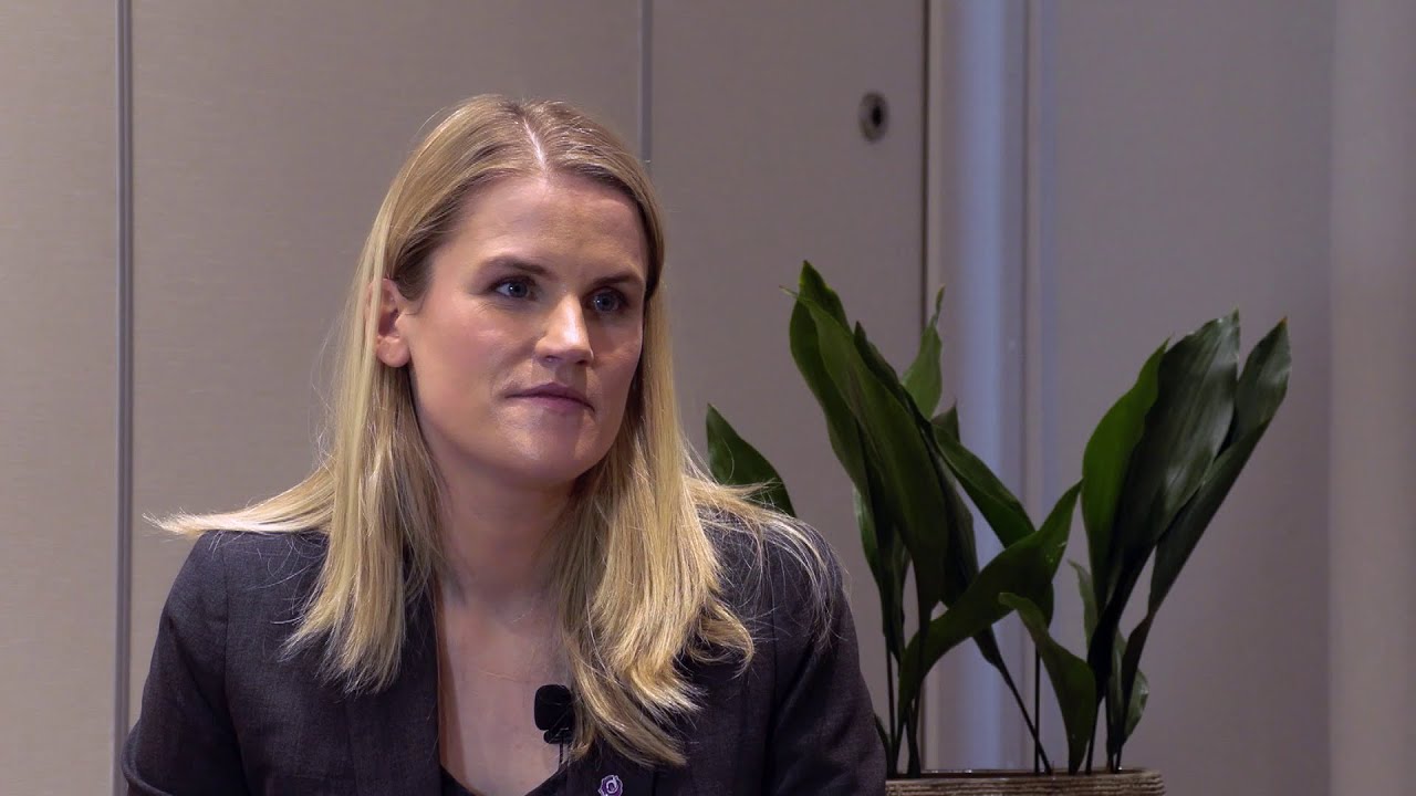 Chi è Frances Haugen, la donna che sta facendo tremare Facebook. Intervista alla whistleblower