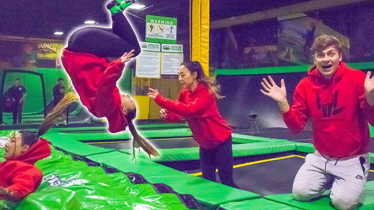 TEACHING HER TO FRONT FLIP!! (TRAMPOLINE TRICKS)