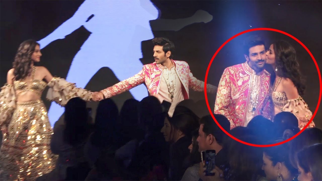 Ananya Panday Openly Expresses Love And Kisses Kartik Aaryan On The Ramp For Pati Patni Aur Woh