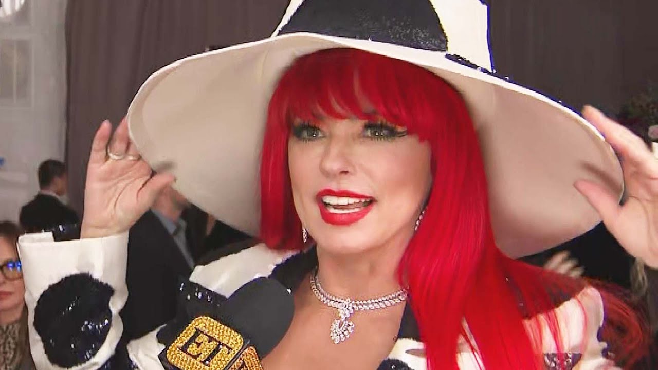 Shania Twain REACTS to Her BRIGHT RED Hair on GRAMMYs Red Carpet (Exclusive)