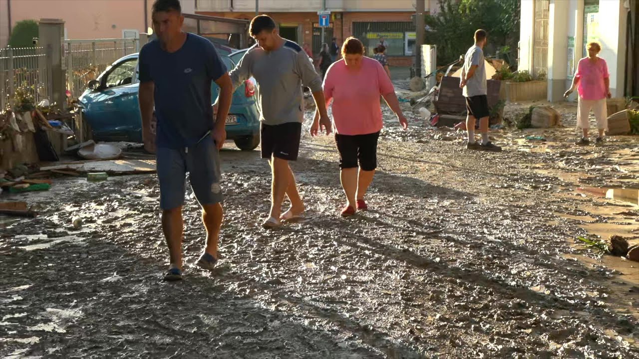 Alluvione nelle Marche, i residenti di Pianello di Ostra camminano sul fango