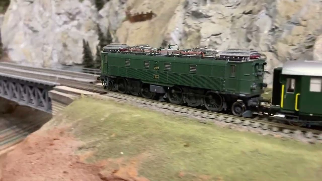 Be 4/6 SBB  sul Gottardo con Stahlwagen Ricostruite  UMBAU.