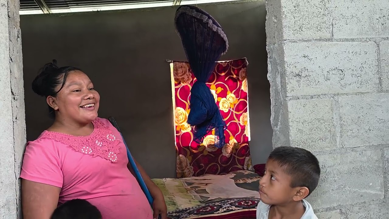 Los niños muy feliz ver a su mamá trapear el cuarto proyecto de Tony y familia. 
