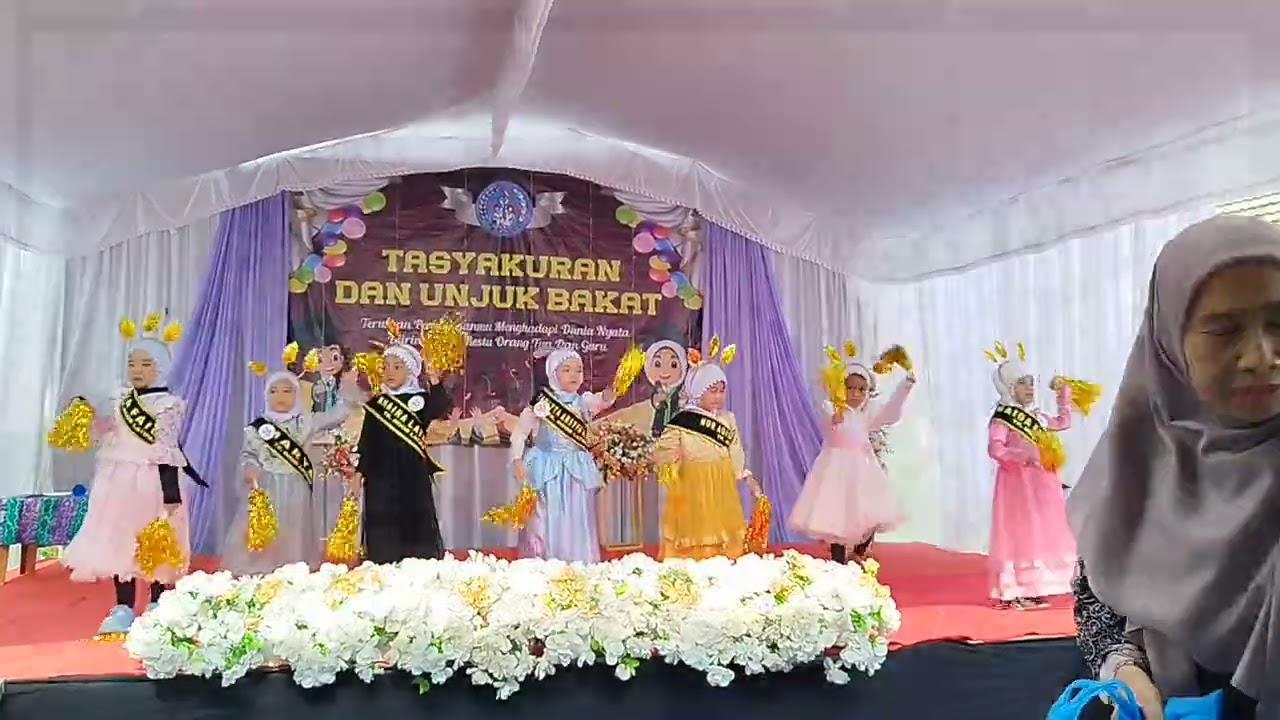 Pentas seni unjuk bakat tarian pom pom